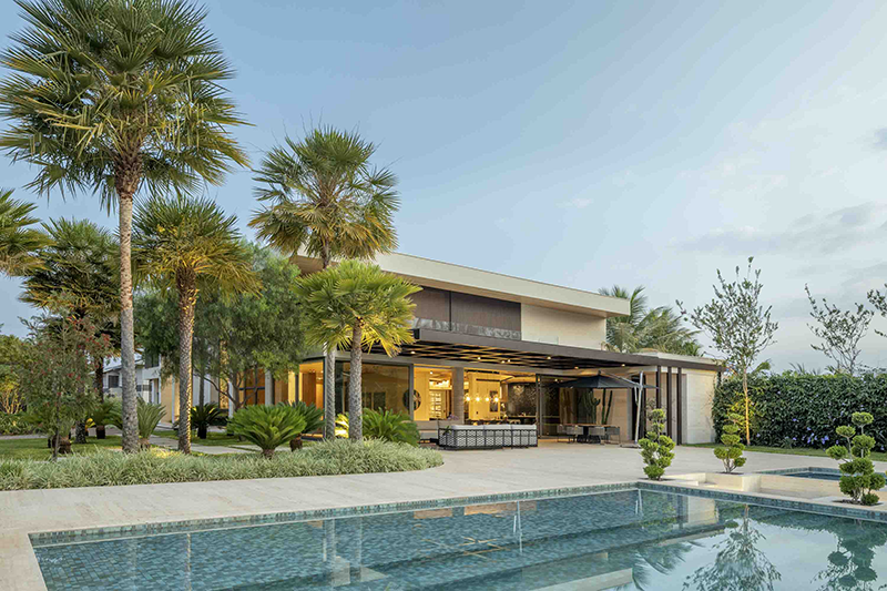 Outros ângulos da área de lazer destacam as piscinas, protagonistas dos dias de descanso, envoltas por um paisagismo que cria uma atmosfera natural e acolhedora.