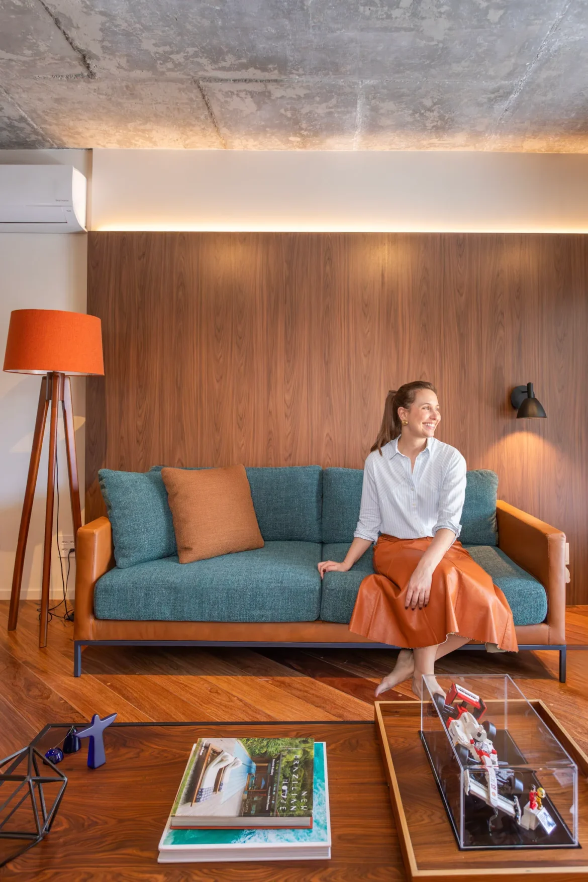 Apartamento de 100 m² em Moema é transformado em refúgio integrado com desapego à planta tradicional