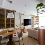 Décor feminino e design orgânico em apartamento para jovem profissional da moda
