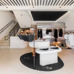 Estilo minimalista e urbano: Zalc Arquitetura projeta loja de beachwear masculino para Bannanna