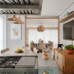 Apartamento de 320m² passa por sua primeira reforma e encanta com adega Walk-in e integração