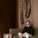 Arte ganha protagonismo no ambiente Tramas e Transbordos, de Lucas Carrara, na CASACOR SP