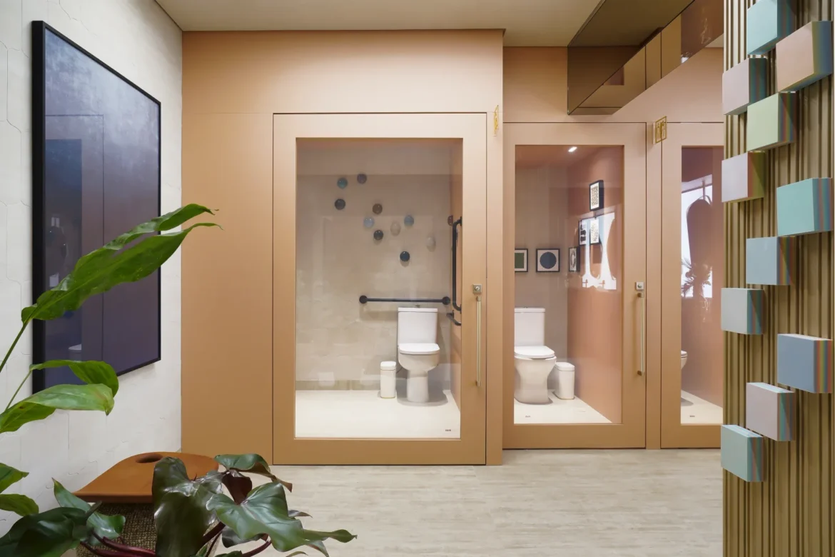 Banheiros acessíveis com estética e desenho universal por Mia Kamimura e Letícia Nannetti na CASACOR 2026