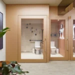 Banheiros acessíveis com estética e desenho universal por Mia Kamimura e Letícia Nannetti na CASACOR 2026