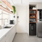 Retrofit transforma apartamento antigo em lar afetivo e funcional