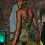 Coleção Botânica de Placas do Brasil ganha novo capítulo no ES Fashion com esculturas vestíveis em MDF
