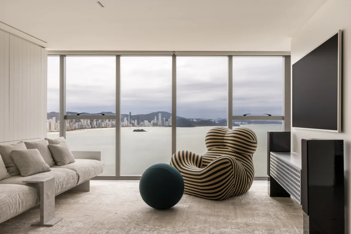 Apartamento em Balneário Camboriú integra arte, design e vista para o mar