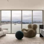 Apartamento em Balneário Camboriú integra arte, design e vista para o mar