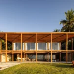 Casa Itapororoca: Projeto do BLOCO Arquitetos em Trancoso valoriza ventilação natural e integração com o entorno