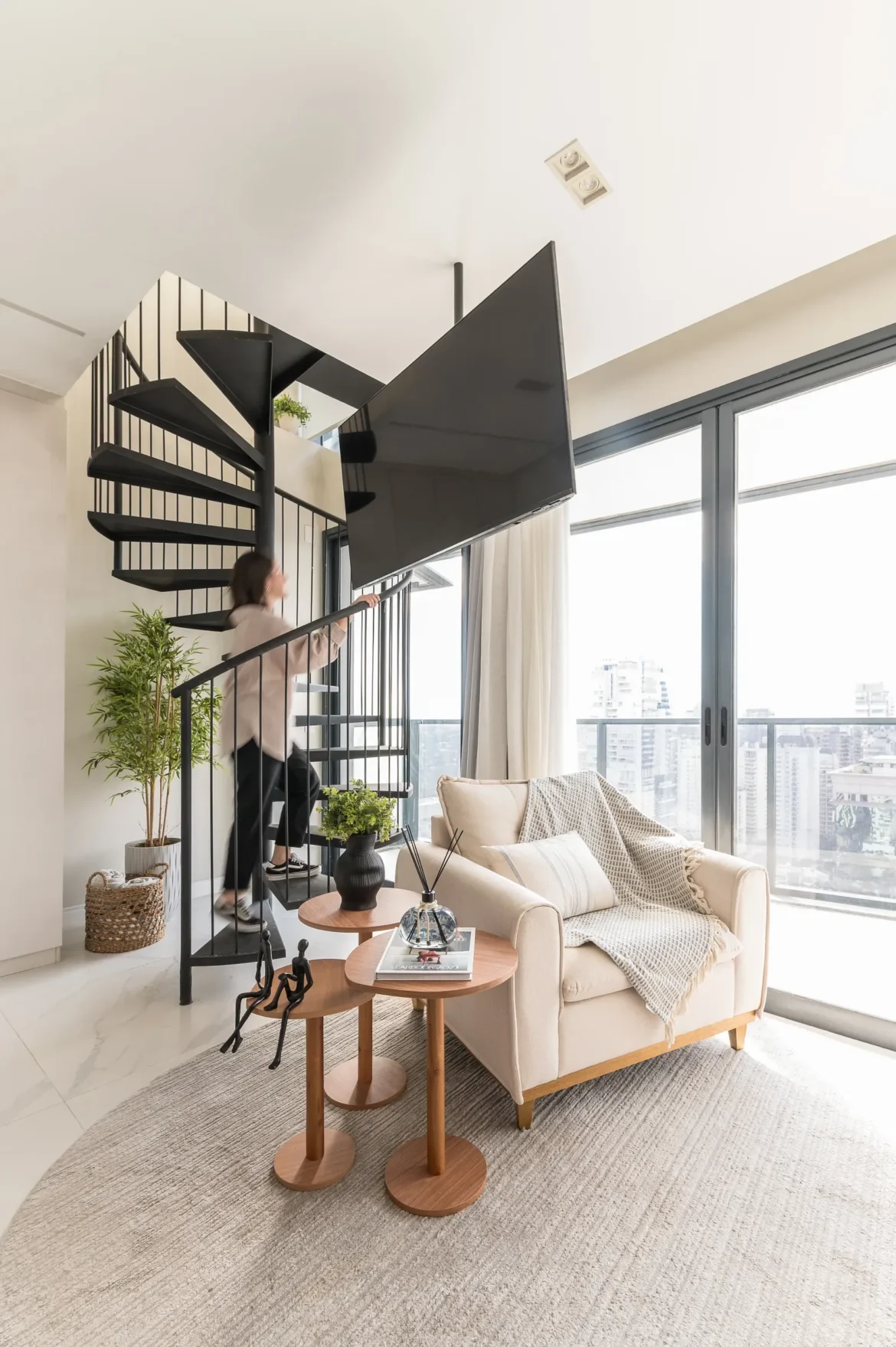 Duplex com 56m² traz paleta neutra e escada helicoidal como destaques do projeto