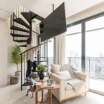 Duplex com 56m² traz paleta neutra e escada helicoidal como destaques do projeto
