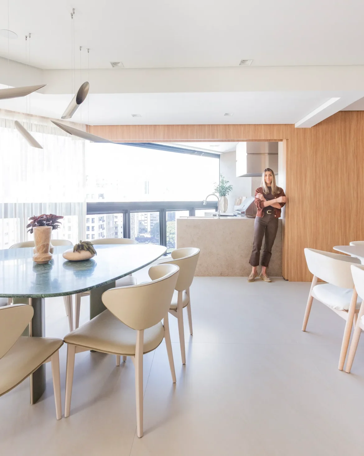 Duplex com diversas áreas de convívio explora a elegância dos tons neutros