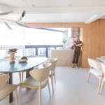 Duplex com diversas áreas de convívio explora a elegância dos tons neutros