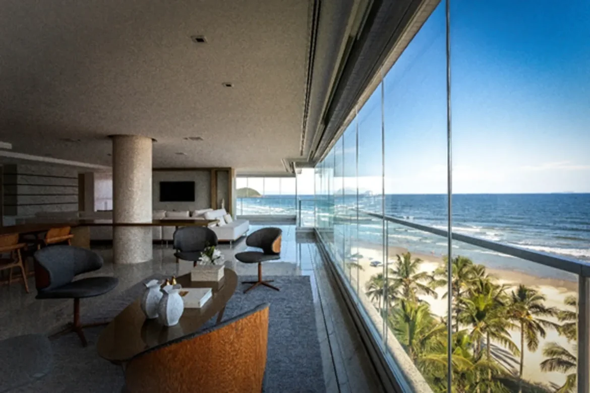 Um Verdadeiro Refúgio à Beira-Mar: Apartamento de 270m² Transformado Após Retrofit em Riviera