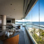 Um Verdadeiro Refúgio à Beira-Mar: Apartamento de 270m² Transformado Após Retrofit em Riviera