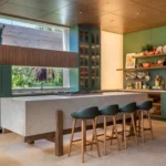 Zardo Arquitetura cria Casa Deca aberta ao jardim na CASACOR Brasília 2026