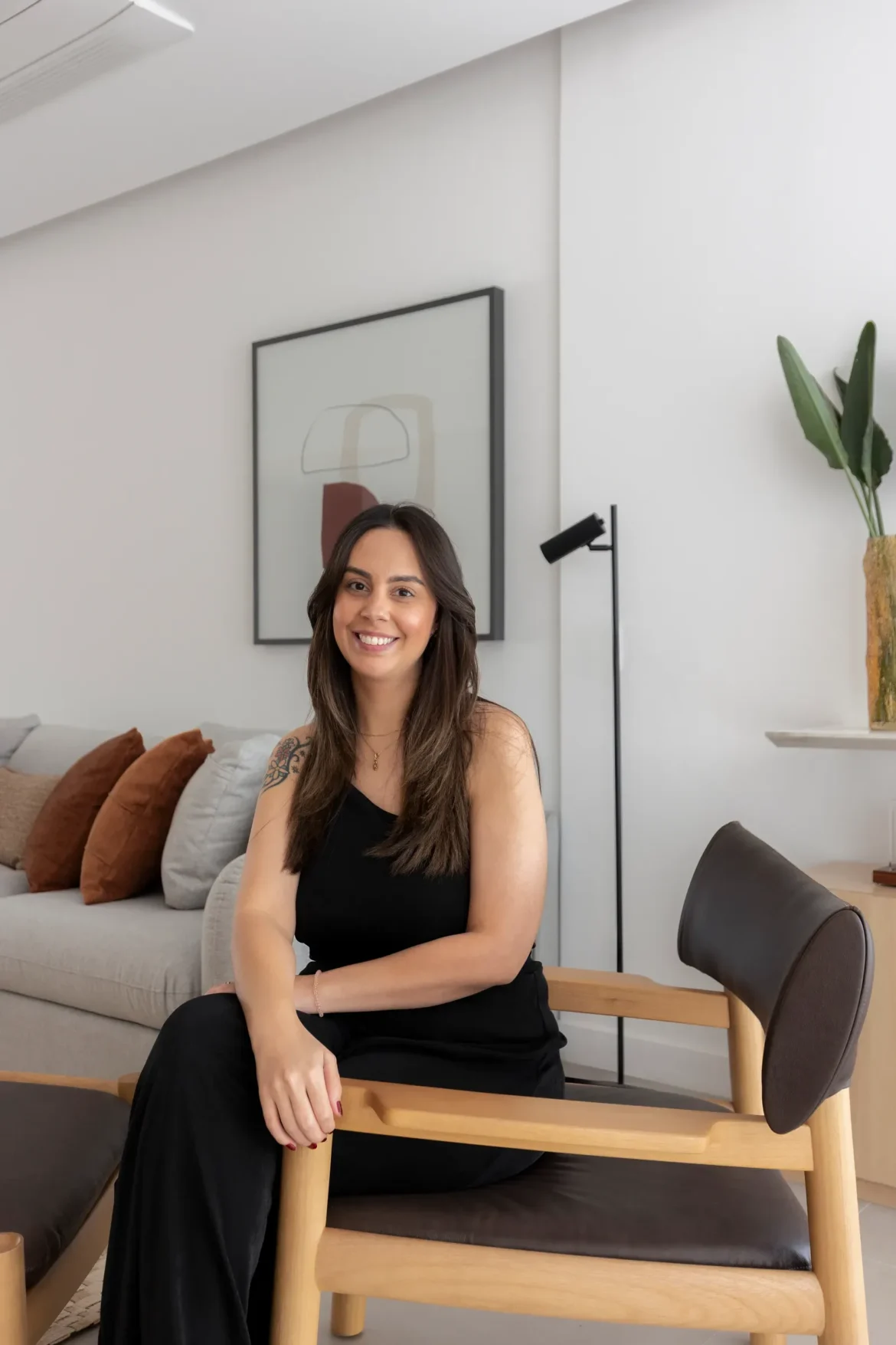Apartamento na Vila Olímpia aposta em integração e estética minimalista para uma família jovem