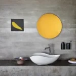 Banheiro contemporâneo ganha personalidade com formas orgânicas, cor e tecnologia