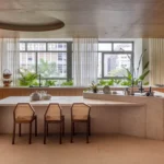 Pedras, madeiras, cores e relevos marcam a presença da Portinari na CASACOR Rio 2026