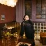 Sala de Jantar Interlúdio, de Marcela Aquino, propõe questionamentos sobre o tempo e o espaço