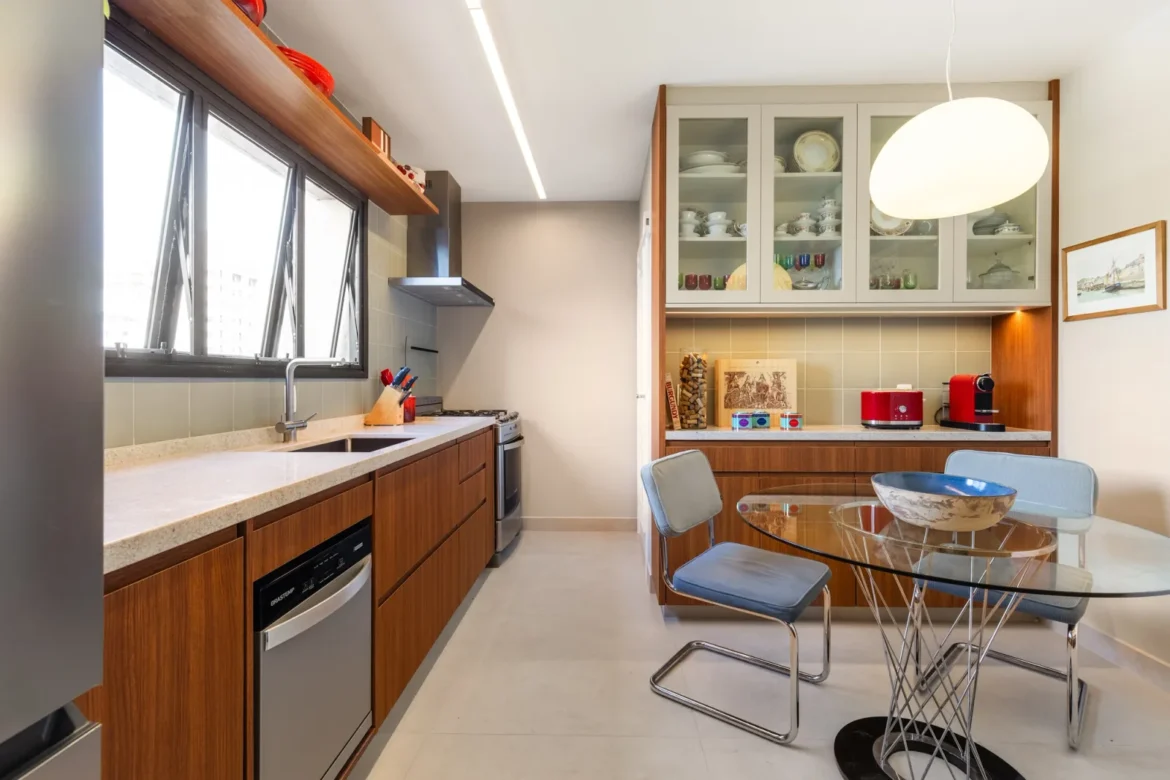 STAL Arquitetura revitaliza apartamento no Real Parque com mistura de clássico e contemporâneo