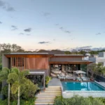 Verde e qualidade de vida: paisagismo exuberante envolve residência contemporânea