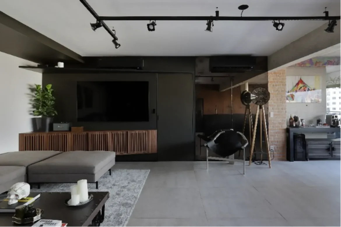 Apartamento H62: Arte urbana, concreto aparente e design clássico pelo Studio Elã