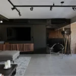 Apartamento H62: Arte urbana, concreto aparente e design clássico pelo Studio Elã