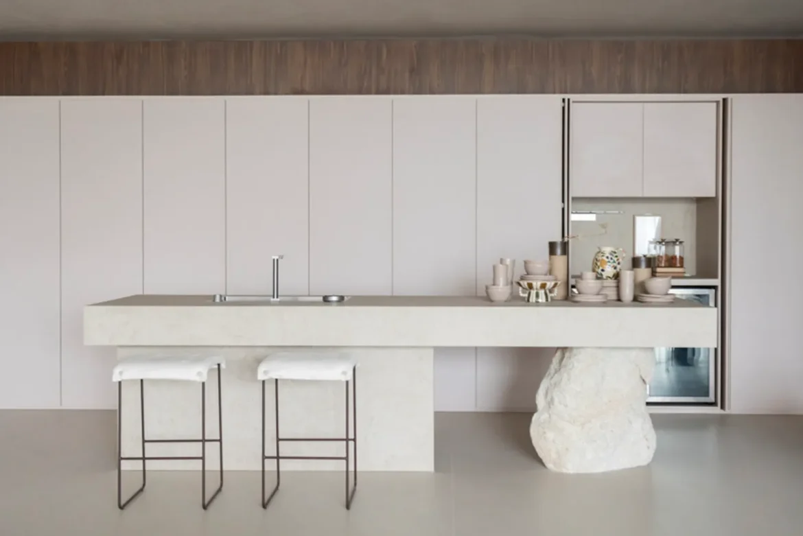 Mariana Maisonnave explora luz e texturas em projeto que reúne diferentes gerações do design brasileiro na CASACOR Florianópolis 2026