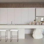 Mariana Maisonnave explora luz e texturas em projeto que reúne diferentes gerações do design brasileiro na CASACOR Florianópolis 2026