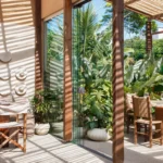 Sob materiais naturais e paleta neutra, doceria e restaurante tailandês convivem em harmonia no Sul de Florianópolis