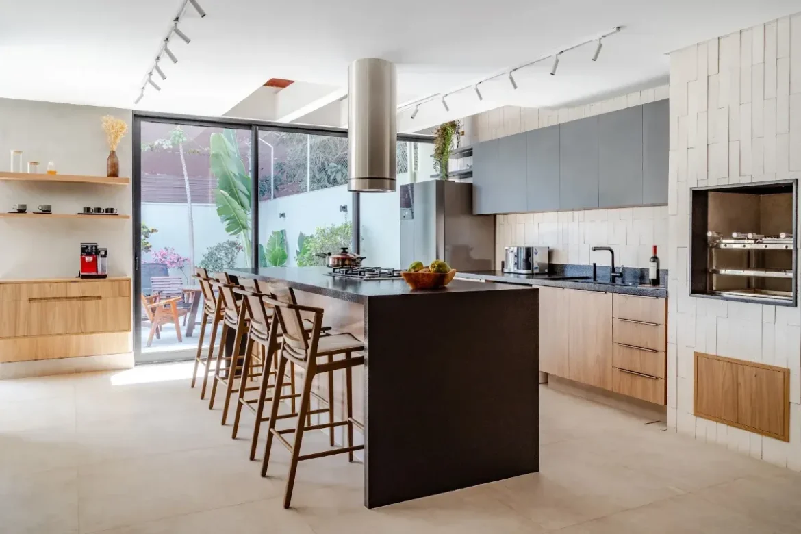 Studio CZ transforma área gourmet em amplo espaço de convivência e imprime sofisticação contemporânea em casa de Guarulhos