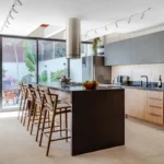 Studio CZ transforma área gourmet em amplo espaço de convivência e imprime sofisticação contemporânea em casa de Guarulhos