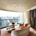 Apartamento de 350 m² com planta curva, terraço integrado e área social conectada