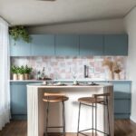 Bancada para cozinha pequena: materiais, formatos e 10 modelos