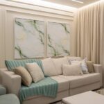Boiserie na sala: 10 projetos que mostram como usar o elemento do jeito certo