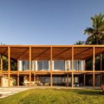 Casa Itapororoca: Projeto do BLOCO Arquitetos em Trancoso valoriza ventilação natural e integração com o entorno
