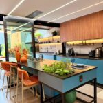 Cozinha assume protagonismo na arquitetura contemporânea e se consolida como centro simbólico, social e estratégico da casa brasileira