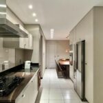 Cozinha corredor: planejamento, decoração e 10 modelos