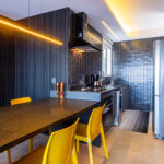 Cozinha preta: 10 ideias para decorar com equilíbrio e personalidade