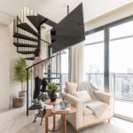 Duplex com 56m² traz paleta neutra e escada helicoidal como destaques do projeto
