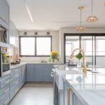 Juntas, porém delimitadas: a importância da oferecer a independência entre a cozinha e a área de serviço nos projetos residenciais