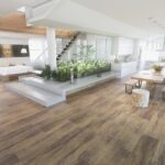 Porcelanato amadeirado: vantagens, tons e dicas de combinação