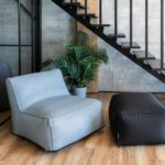 Puff preto: como usar essa peça de forma equilibrada na decoração?