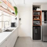 Retrofit transforma apartamento antigo em lar afetivo e funcional